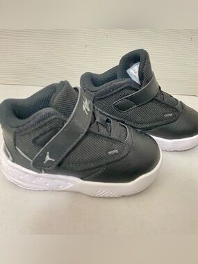 Nike Kids Black and White Low-Top Sneakers Size 6C